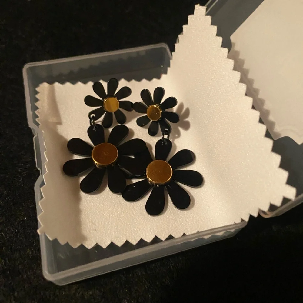 ✨Sutrugs Daisy Black & Gold Tone Post Earrings✨ NIB